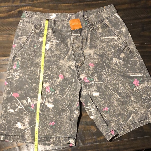 The Hundreds Size 32 slim 100% cotton Shorts with hunting camo & pink floral - Picture 3 of 6